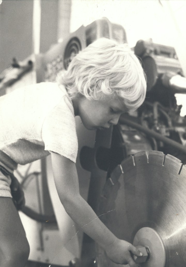 Mario Bierfreund als Kind an der Diamantsäge, 1976