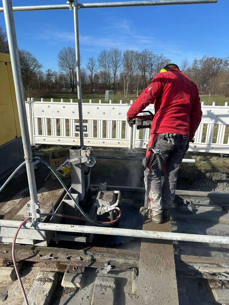 Schienengeführter Sägewagen im Einsatz auf der Strecke