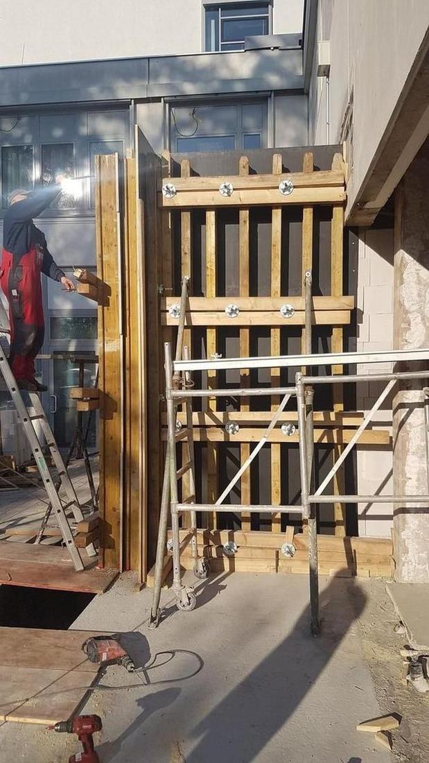 Schalung der neuen Stahlbeton-Außenwand des Anbaus