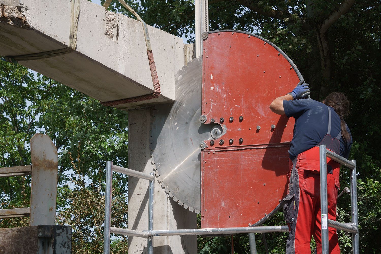 Herausgetrenntes Betonbauteil am Kran &ndash; Forschungsprojekt zur Wiederverwendung