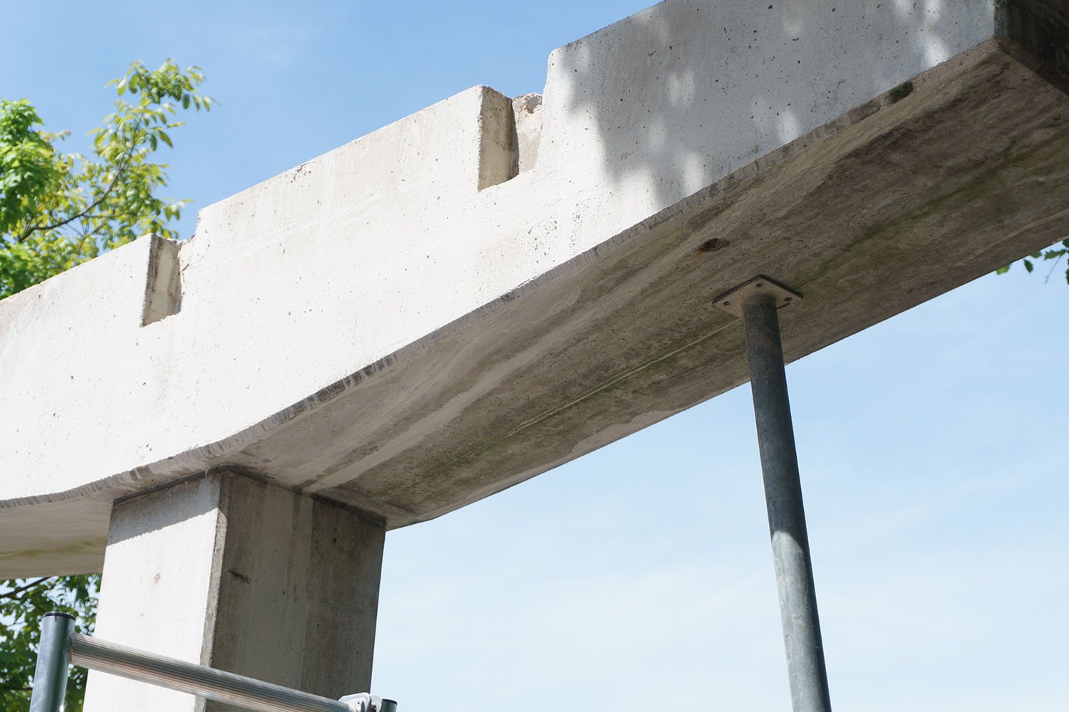 Unterseite des Brückenüberbaus mit Stütze vor dem Rückbau