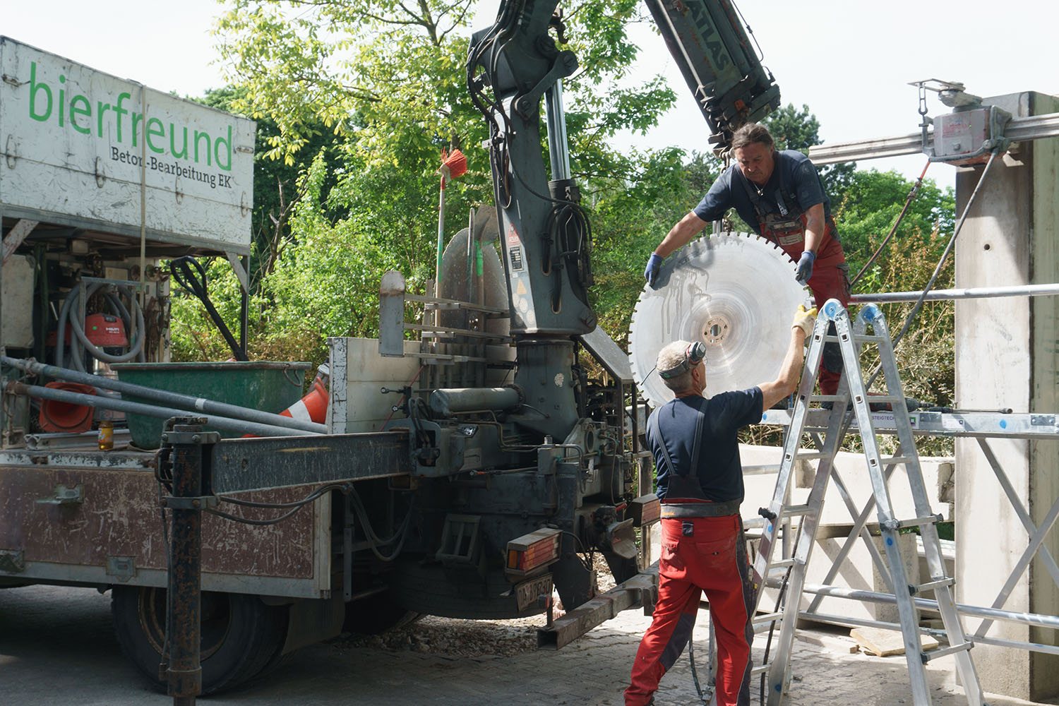 Gewonnene Beton-Fertigteile mit Ankertaschen, gelagert