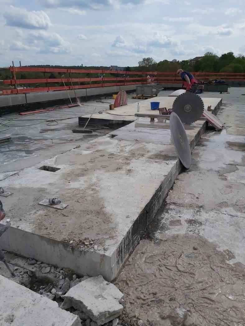 Betonschnitt im Großformat: Diamant-Wandsäge beim Zerlegen der Dach-Maschinenfundamente