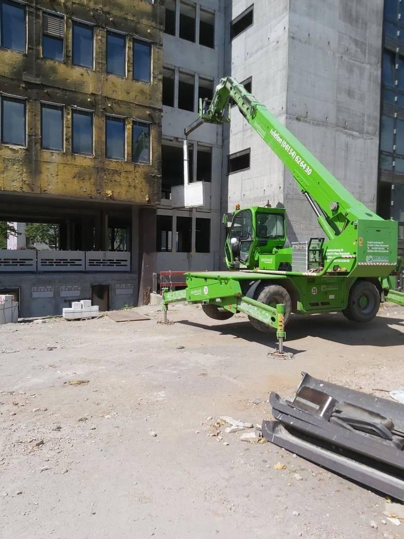 Demontage eines Bauteils in den oberen Geschossen mit dem Teleskoplader