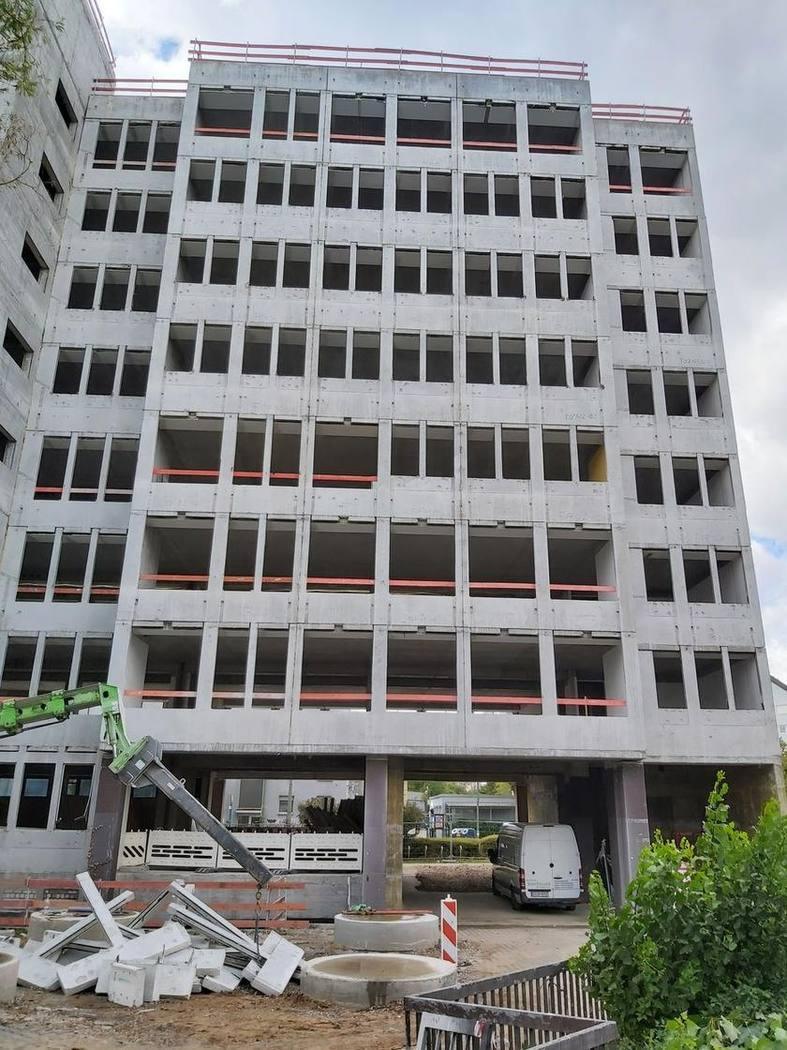 Gesamtansicht des Bauvorhabens Gymnasium Süd mit bierfreund-Fahrzeug