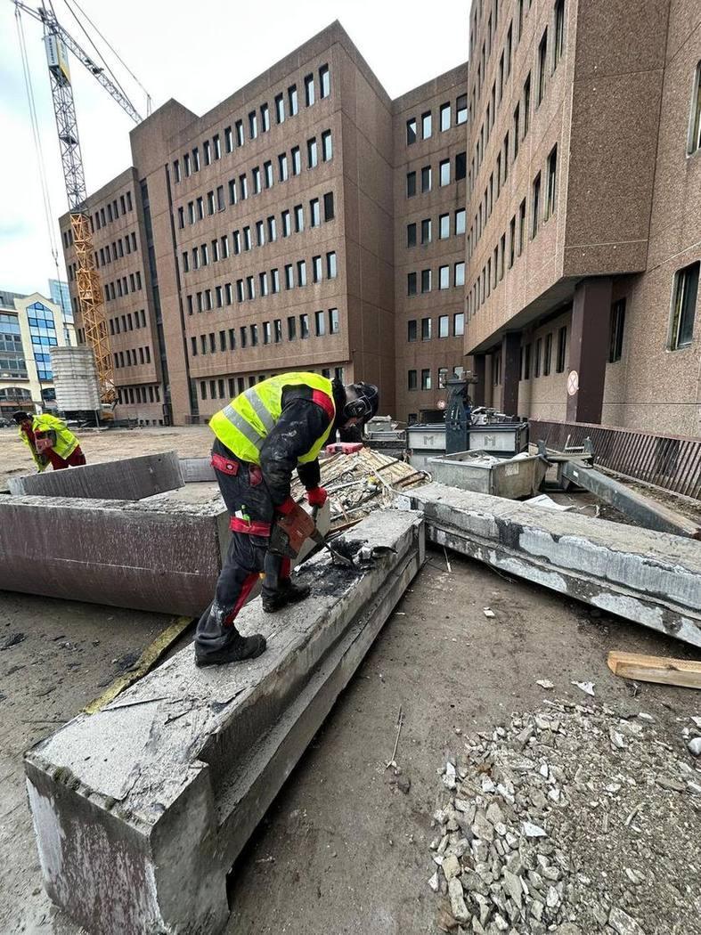 Zerlegen eines herausgetrennten Betonträgers für den Abtransport