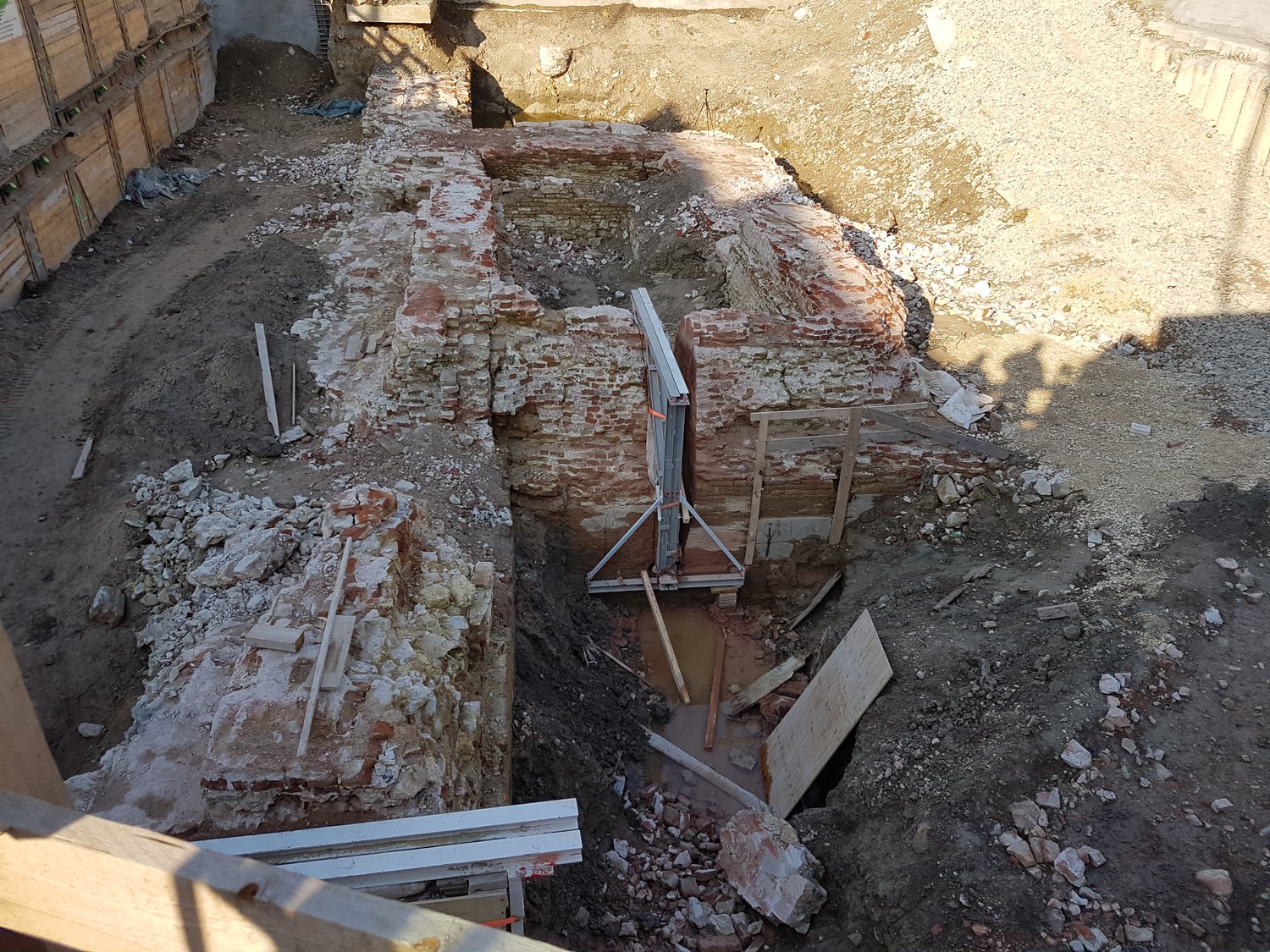 Freigelegter Zug der mittelalterlichen Ulmer Stadtmauer in der Baugrube