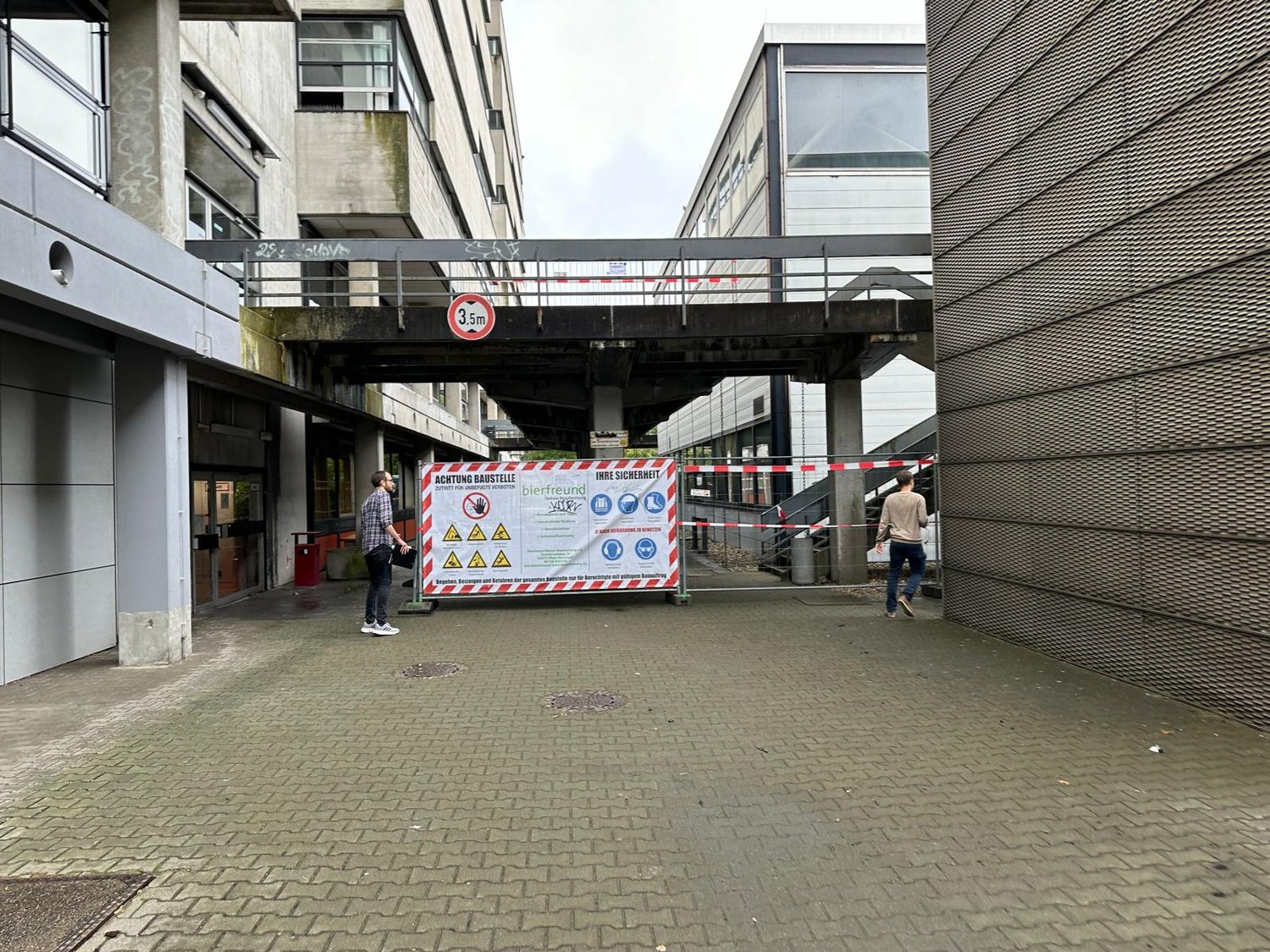 Baustellenabsperrung mit bierfreund-Banner am Rückbauobjekt