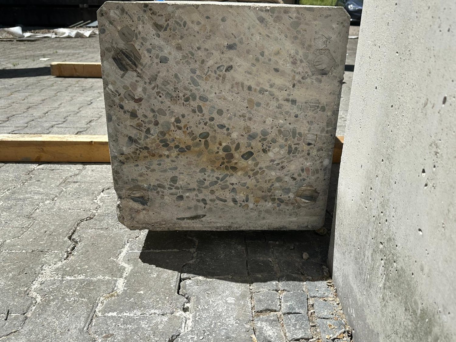 Schnittfläche eines gewonnenen Betonbauteils mit sichtbarem Zuschlag